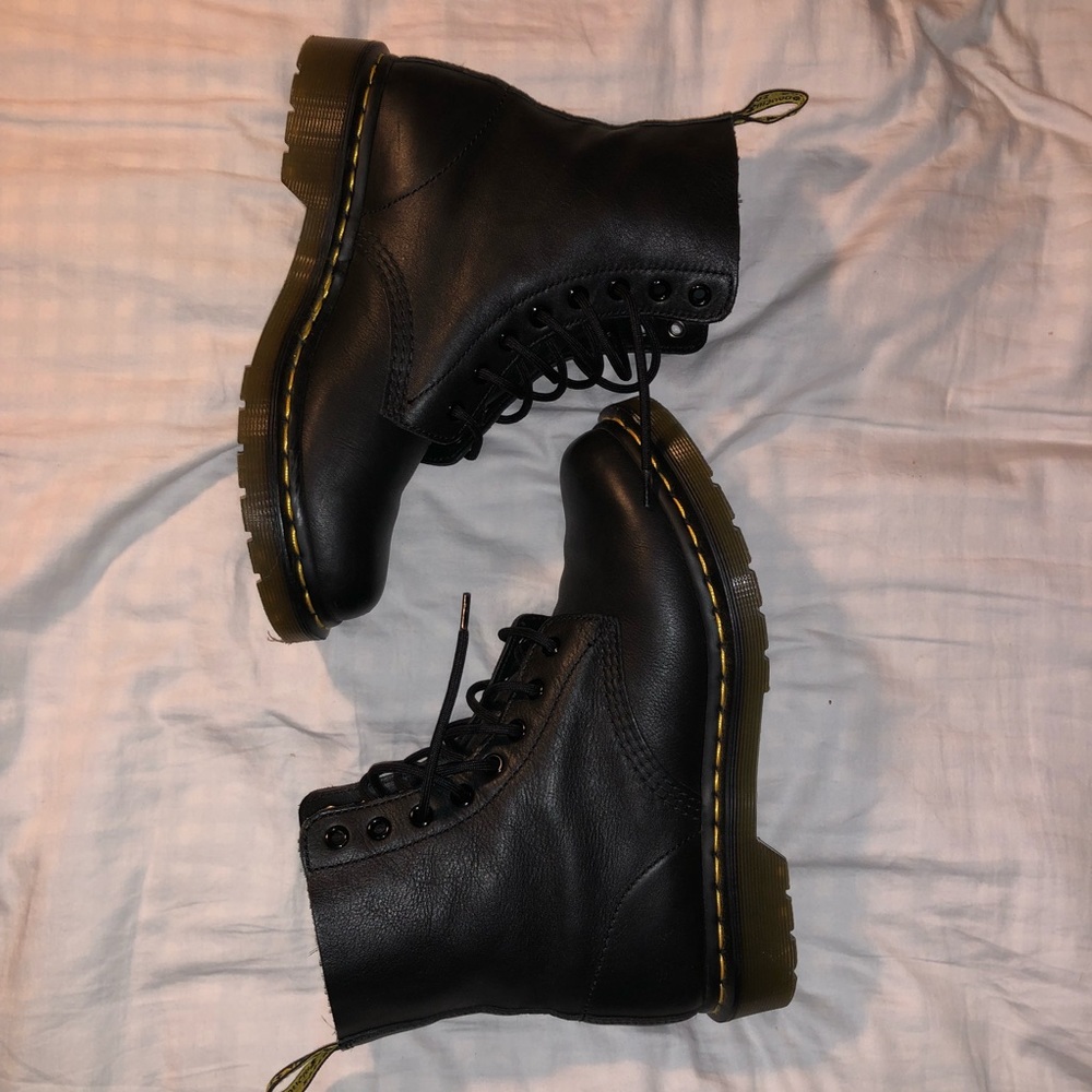 DOC MARTIN BLACK BOOT: Classic 8 eyelet: leather